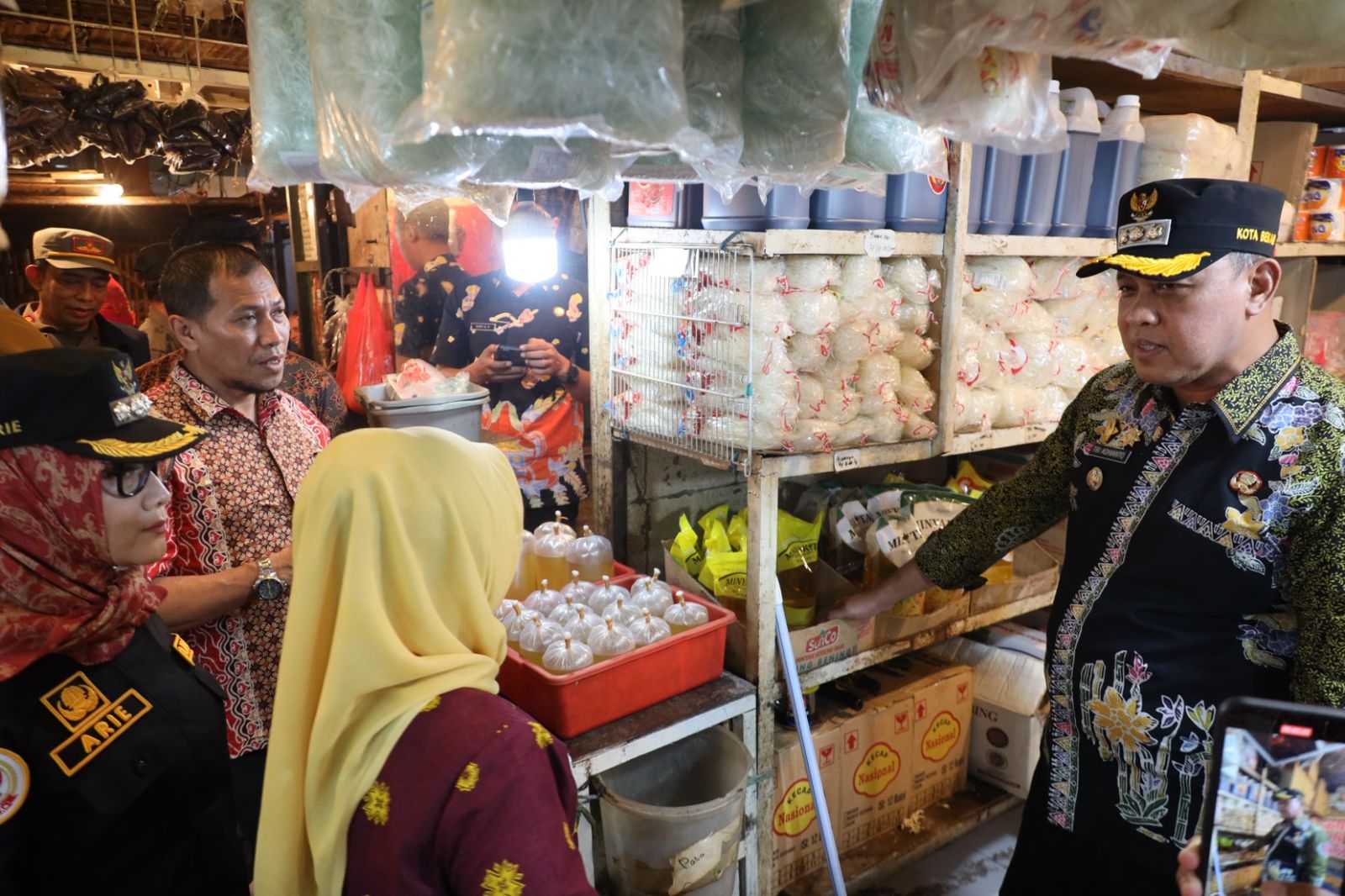 Dapati Laporan Mogok Pedagang Daging, Tri Adhianto Datangi Kios Pasar Baru