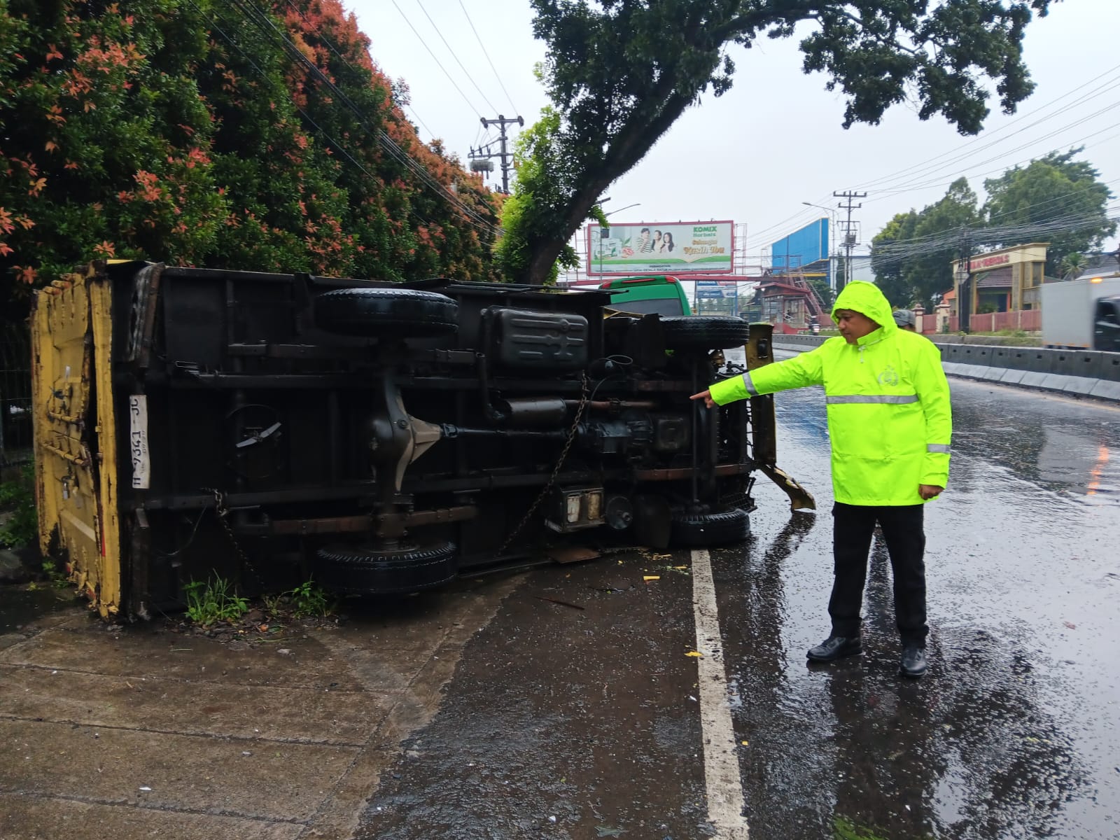 Truk Box Oleng, Hantam Dua Mobil Terparkir di Bergas