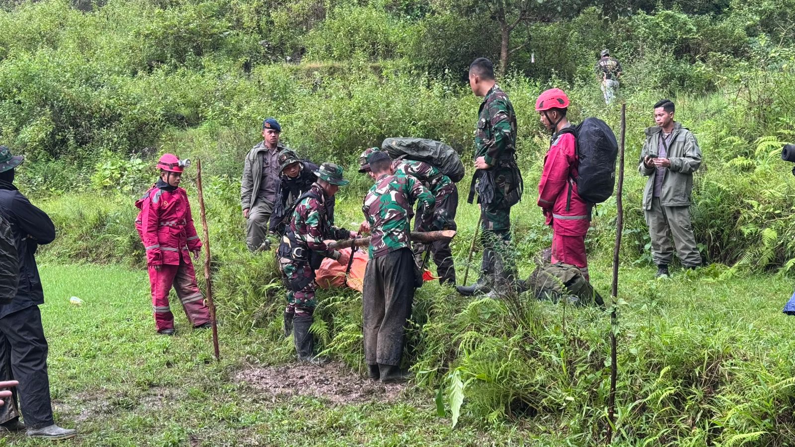 Tergabung dalam Tim SAR Gabungan, Prajurit Lanud Sultan Hasanuddin Tembus Medan Curam Evakuasi Korban ATR 42-500