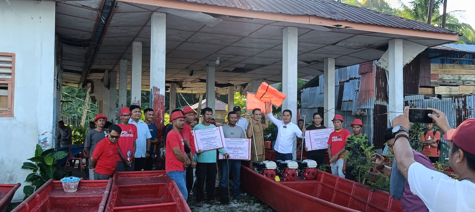 DKP Nisel dan Ketua DPRD Serahkan Bantuan Perahu ke Kelompok Nelayan
