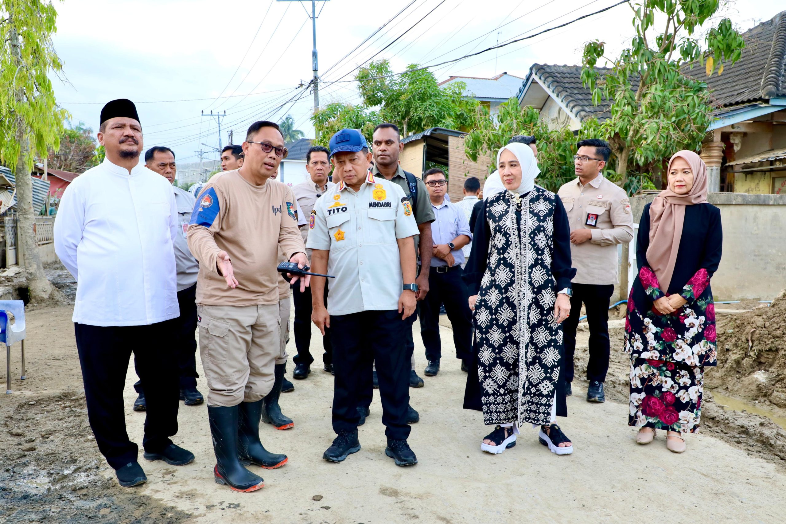 Kasatgas Tito Tinjau Progres Pembersihan Lumpur di Permukiman Aceh Tamiang oleh Praja IPDN