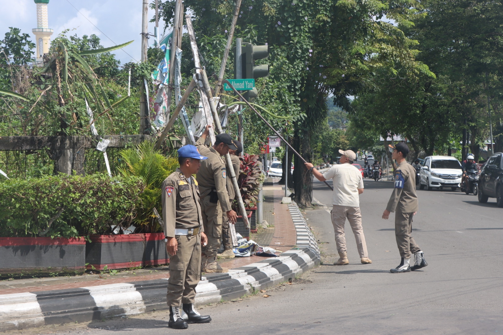 Jelang Ramadan, Puluhan Reklame Liar di Ungaran Ditertibkan Satpol PP