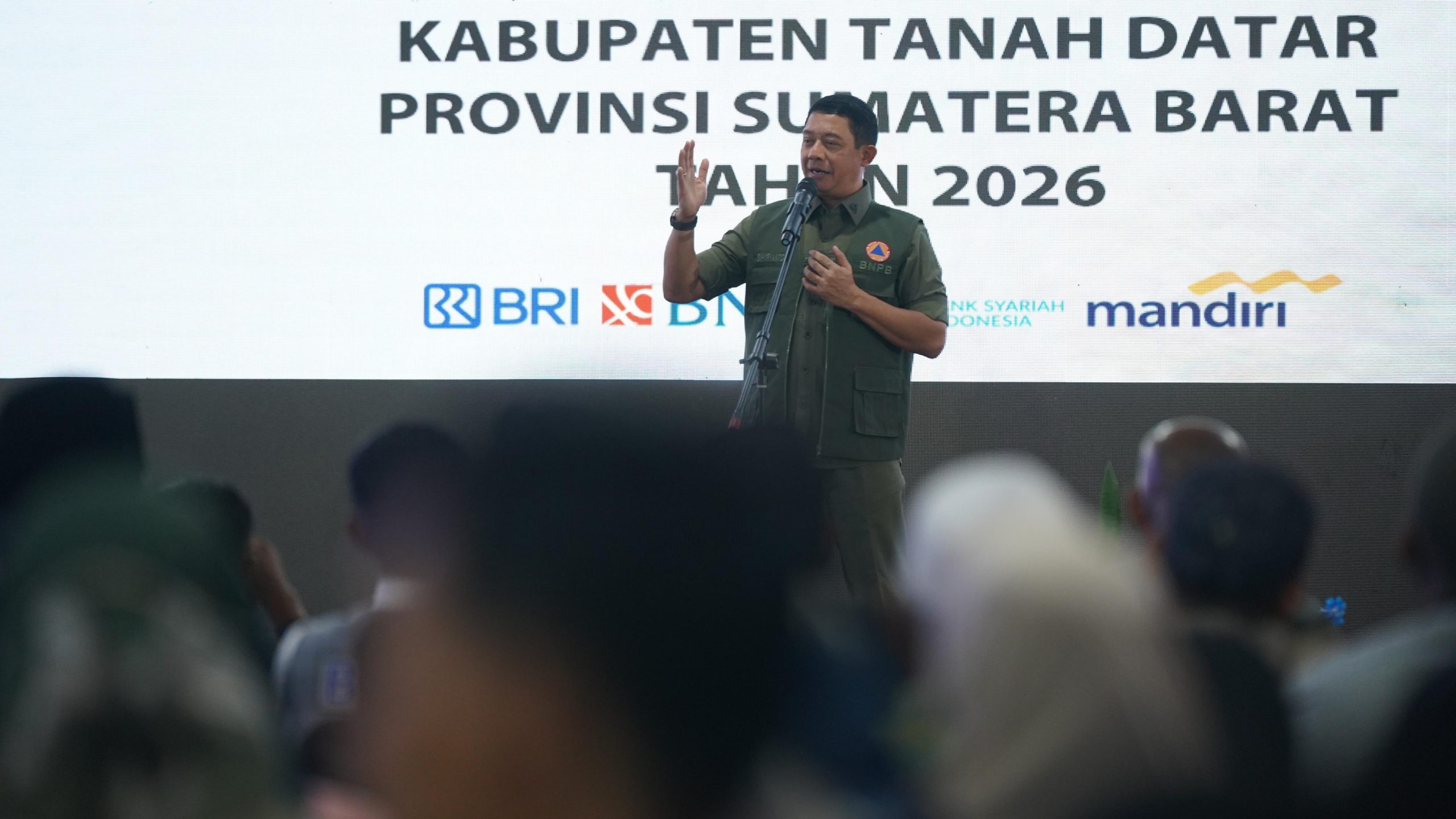 Kepala BNPB Berikan Dana Stimulan pada Penyintas Bencana Hidrometeorologi di Tanah Datar