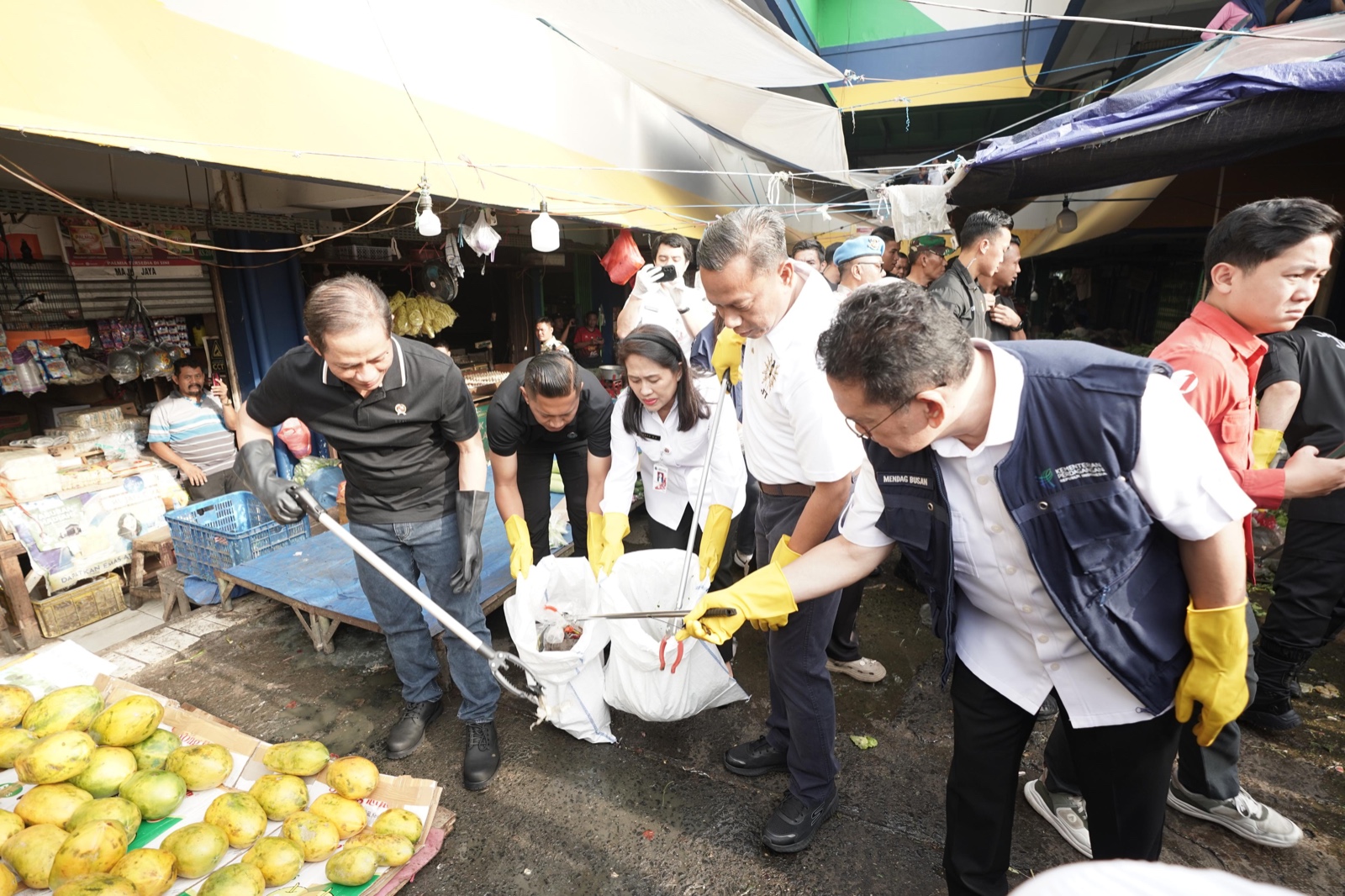 Mendag, Menteri LH bersama Wali Kota Jakarta Timur Gelar Aksi Bersih Pasar Kramat Jati
