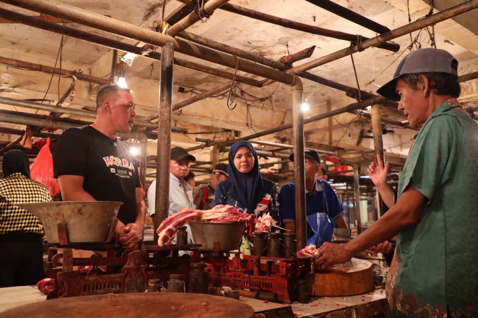 Wali Kota Bekasi Tinjau Pasokan Daging di Pasar Baru, Pemkot Lakukan Koordinasi Atasi Kelangkaan Jelang Lebaran