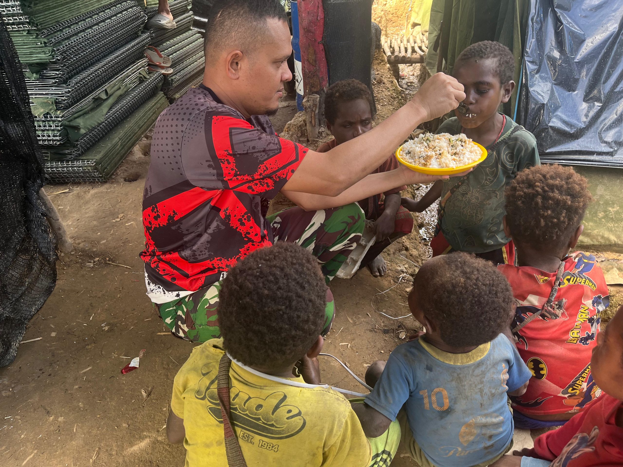 Jaya Sakti Berbagi: Satgas Yonif 113 Sajikan Kebahagiaan untuk Anak-anak Engganengga