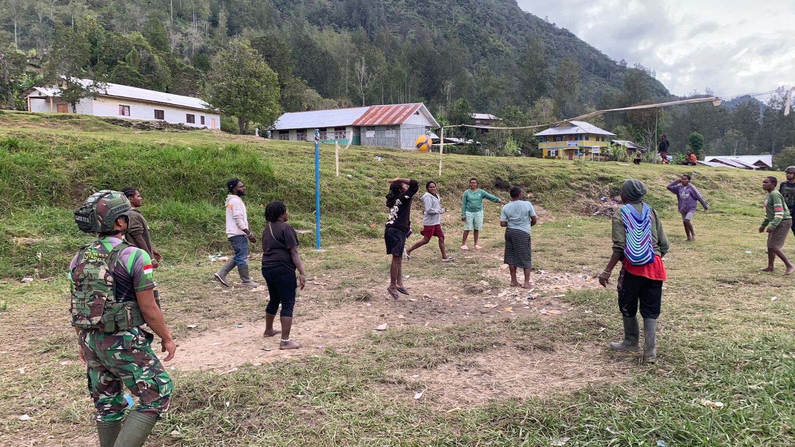 Jaya Sakti Menyapa: Voli Bersama Satgas Yonif 113 Pererat Silaturahmi Pemuda Pogapa