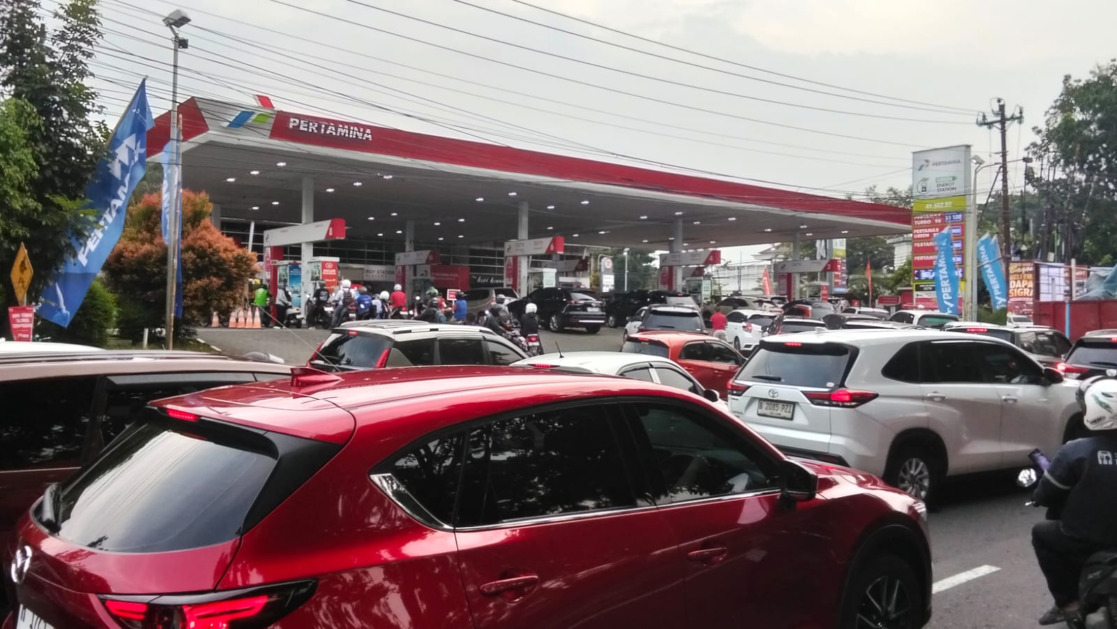 Isu Kenaikan BBM Picu Panic Buying, Antrean Panjang Mengular di Sejumlah SPBU Semarang