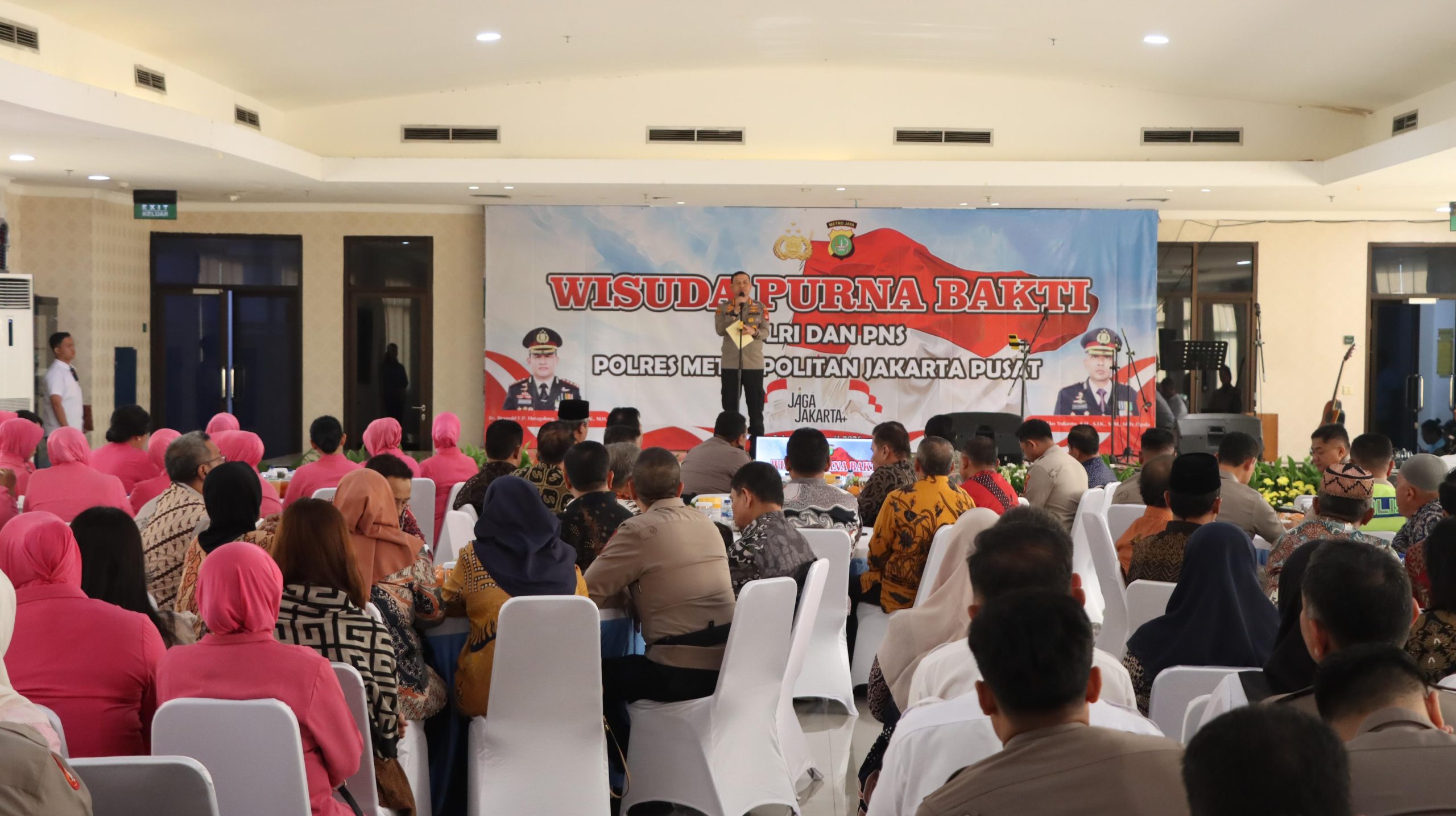 36 Personel Purna Bakti, Polres Jakpus Gelar Wisuda dengan Tradisi Pedang Pora