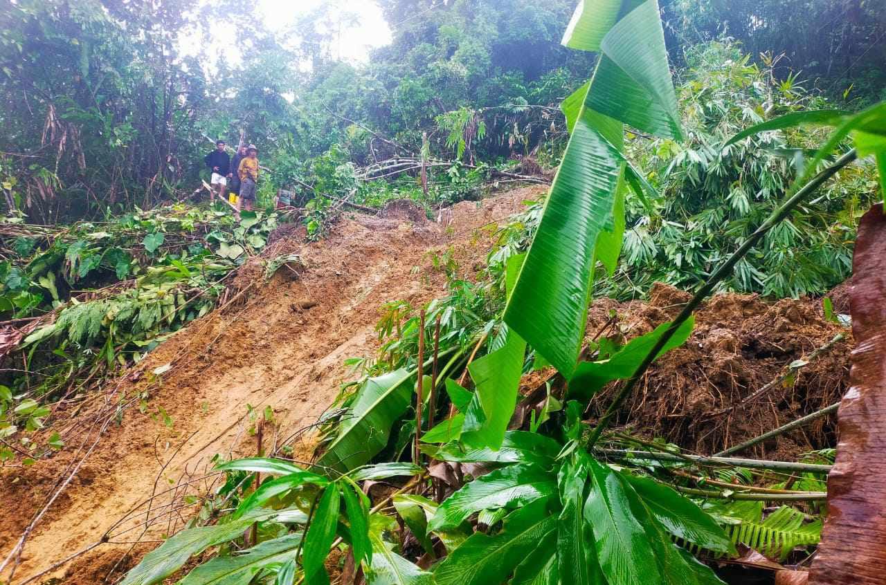 Lapor Pak Bupati, Akses Jalan di Desa Ladea Tertimbun Longsor Warga Harapkan Perhatian Pemerintah