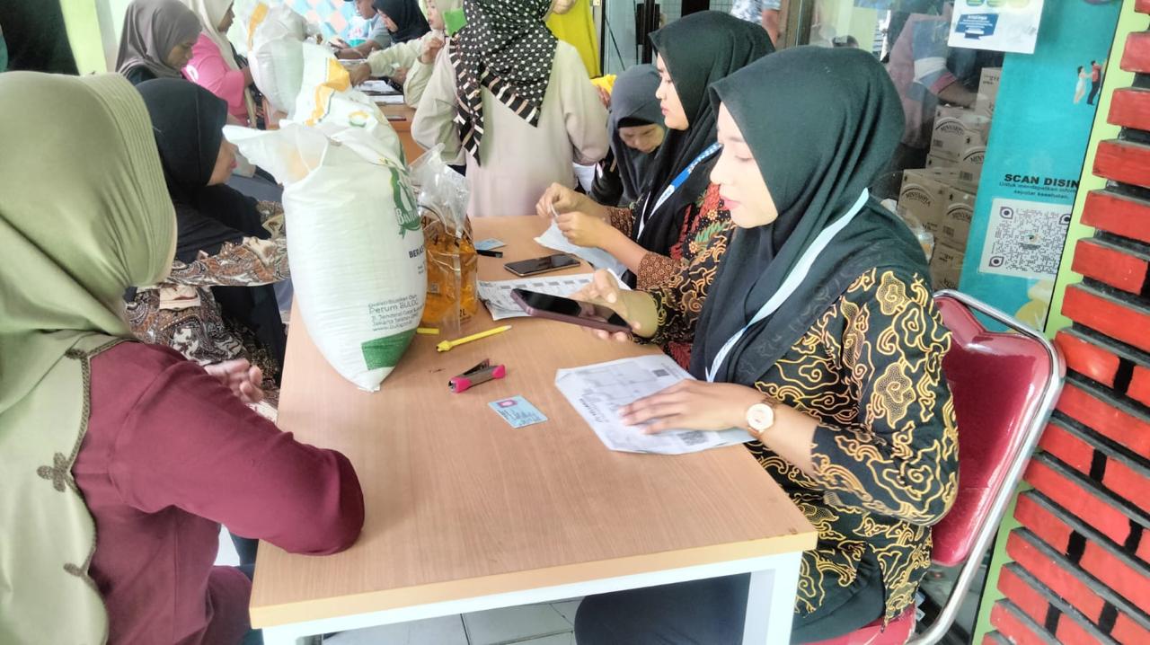 988 Paket Bantuan Pangan Disalurkan ke Penerima Manfaat di Kelurahan Margajaya