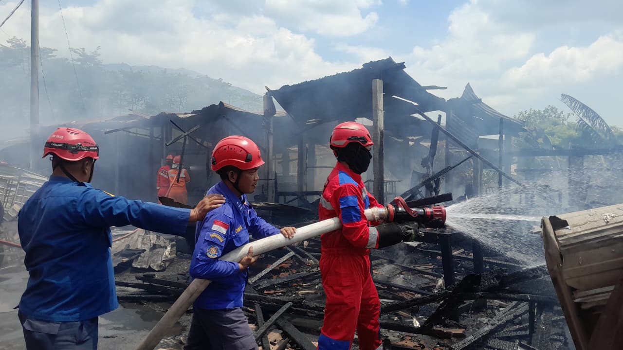 Lupa Matikan Kompor, Deretan Kios di Bergas Kabupaten Semarang Ludes Terbakar