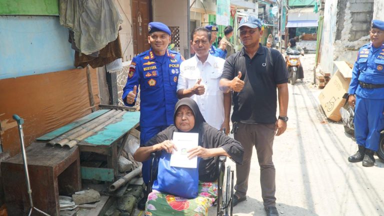 Ditpolairud Polda Metro Jaya Salurkan Bantuan Kursi Roda kepada Warga Pesisir