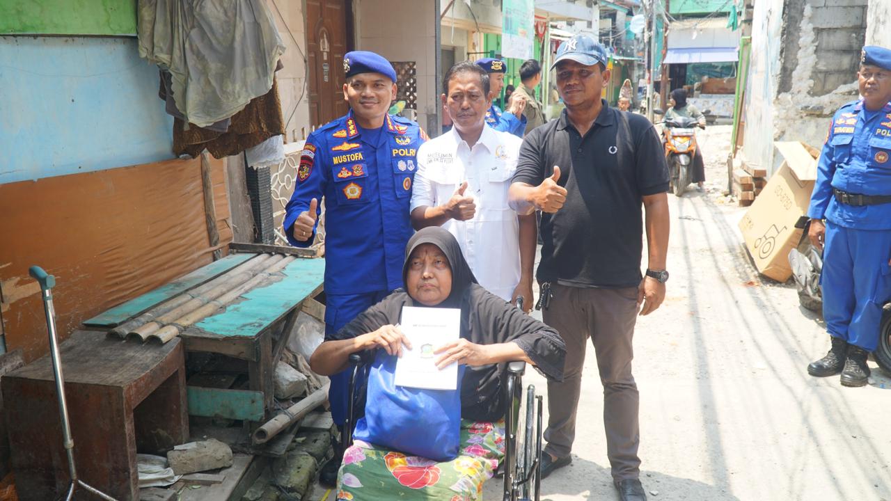 Ditpolairud Polda Metro Jaya Salurkan Bantuan Kursi Roda kepada Warga Pesisir