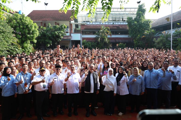 Wakil Wali Kota Bekasi Dampingi Menko Pangan Sosialisasikan Program MBG dan Tinjau Pasar Murah