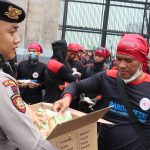 Aksi Penyampaian Pendapat oleh Buruh DPP FSPMI di Jakpus Kondusif, Polisi Bagikan Roti dan Air Mineral