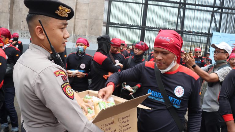 Aksi Penyampaian Pendapat oleh Buruh DPP FSPMI di Jakpus Kondusif, Polisi Bagikan Roti dan Air Mineral