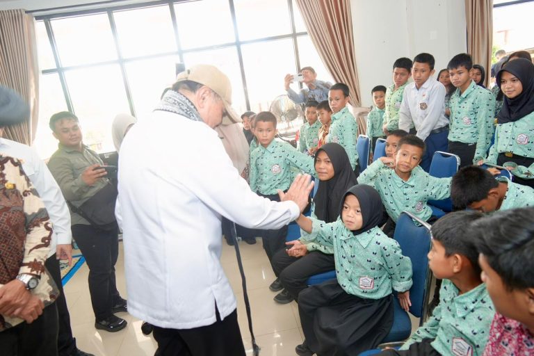 Menko Polkam Tinjau Sekolah Rakyat dan Dapur SPPG di Pontianak