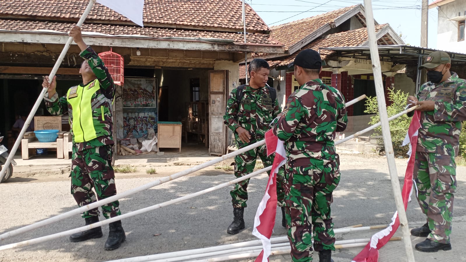 Desa Godo Pati Berubah Jadi ‘Lautan’ Merah Putih, Warga dan TNI Kompak Sambut TMMD ke-128