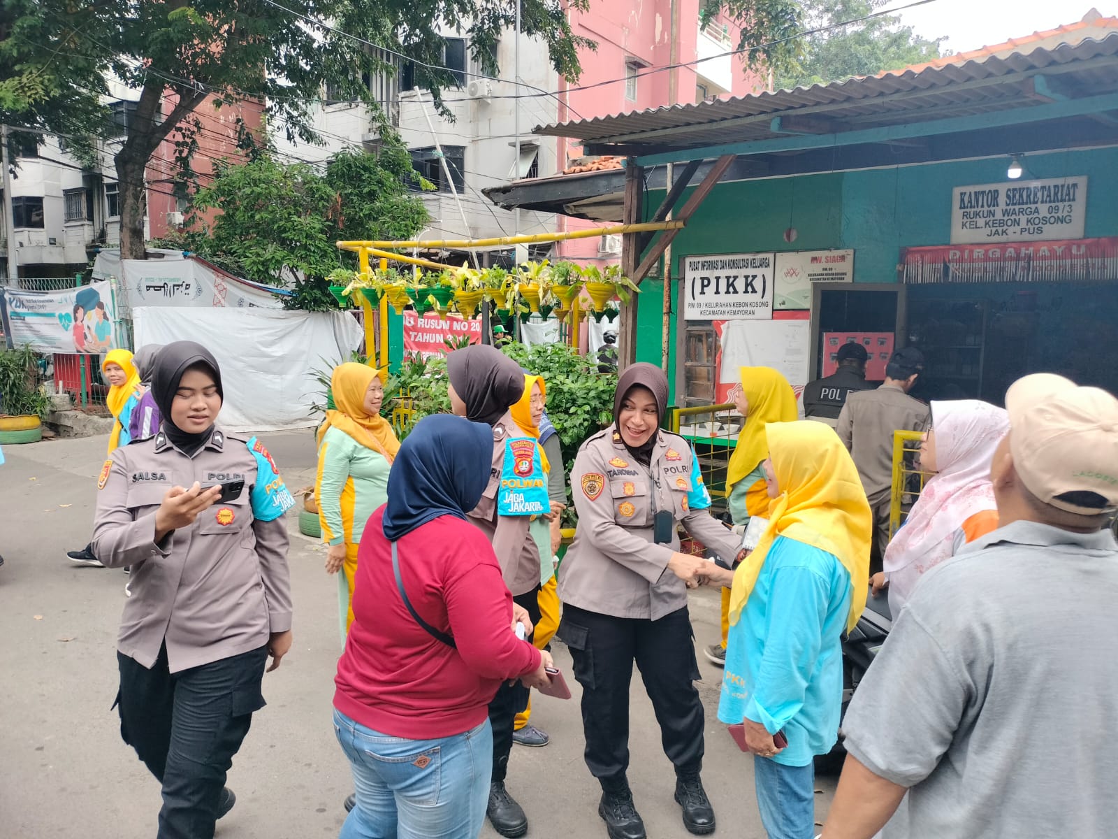 Polwan Jaga Jakarta Cek Jentik di Kebon Kosong, Kapolres: Emak-emak Garda Terdepan Kamtibmas