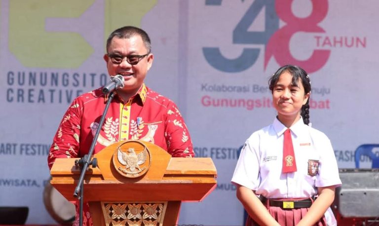 Wali Kota Pimpin Wisuda Sekolah Lansia se-Kota Gunungsitoli