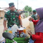 Di Tengah Debu Pembangunan TMMD Pati, Segelas Jamu Jadi Pengikat Hangat TNI dan Warga