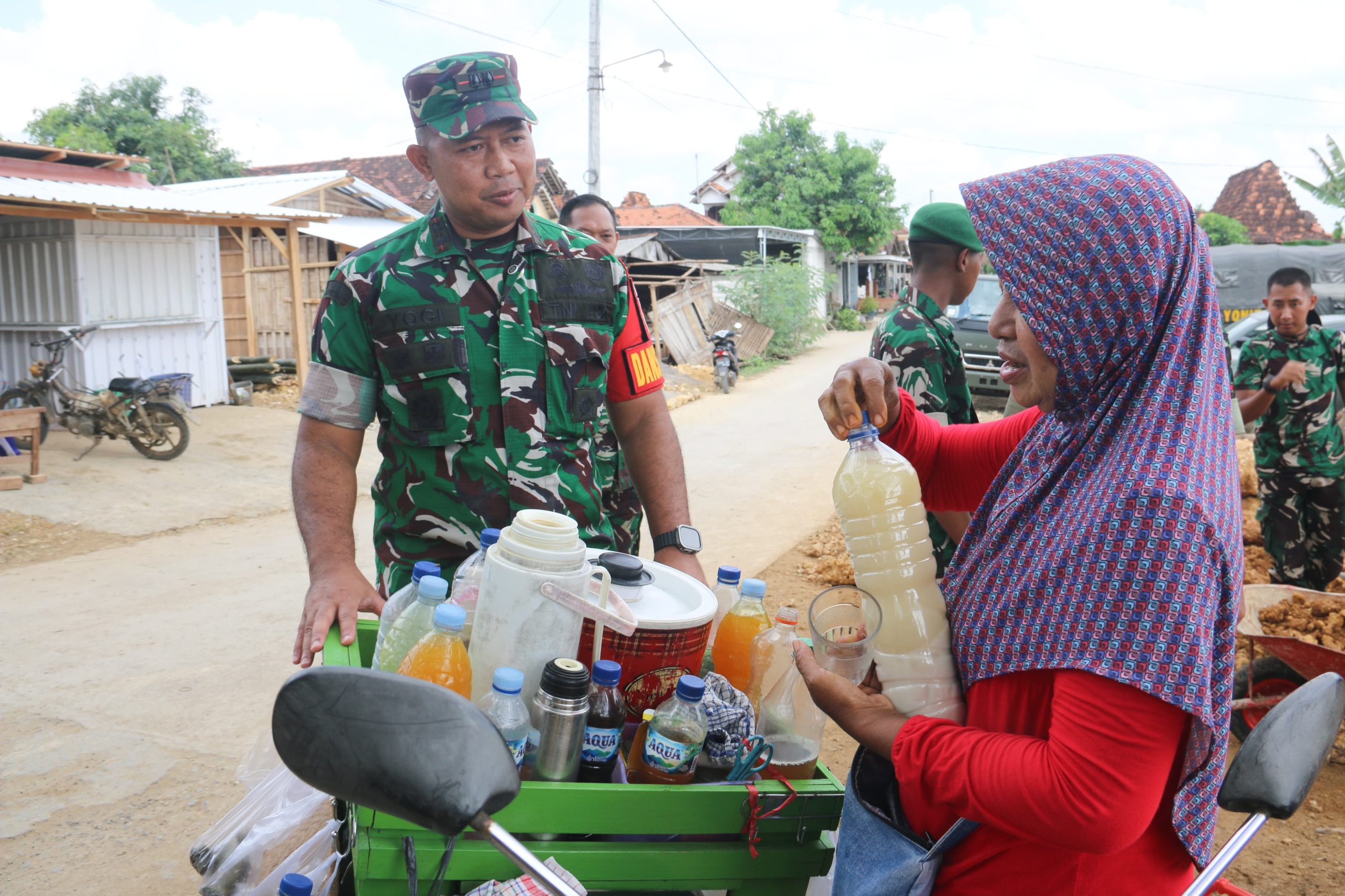 Di Tengah Debu Pembangunan TMMD Pati, Segelas Jamu Jadi Pengikat Hangat TNI dan Warga