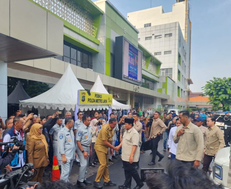 Wali Kota Bekasi Sambut Presiden RI Jenguk Korban Kecelakaan KA Bekasi Timur di RSUD CAM