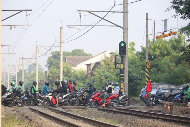 Tinjau Perlintasan Kereta Bulak Kapal, Wali Kota Siapkan Sistem Peringatan Dini untuk Tekan Kecelakaan