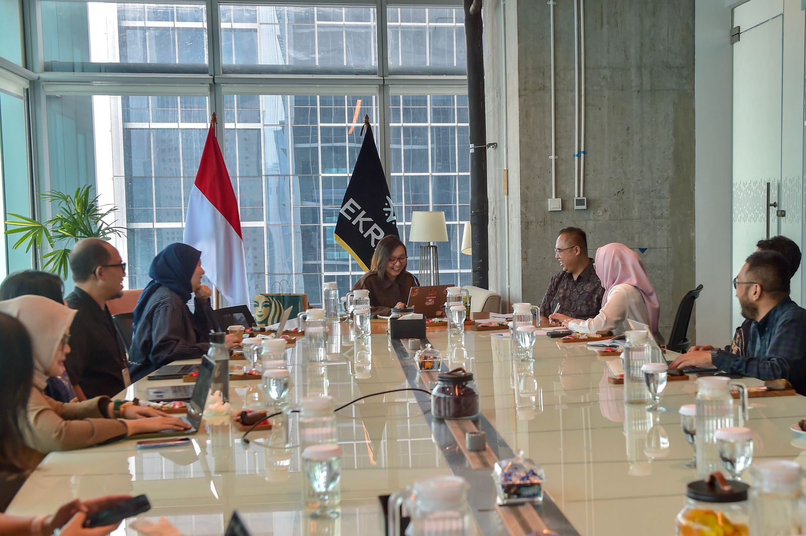 Wamen Ekraf Bahas Pengembangan Kewirausahaan Kreatif bagi Pelajar dengan The Asia Group
