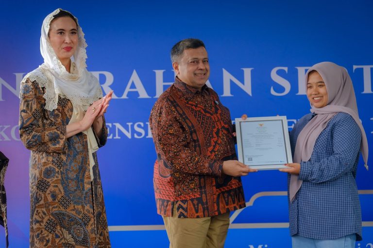 Menpar Serahkan Sertifikat Halal di Jatimulyo, Perkuat Daya Saing Desa Wisata