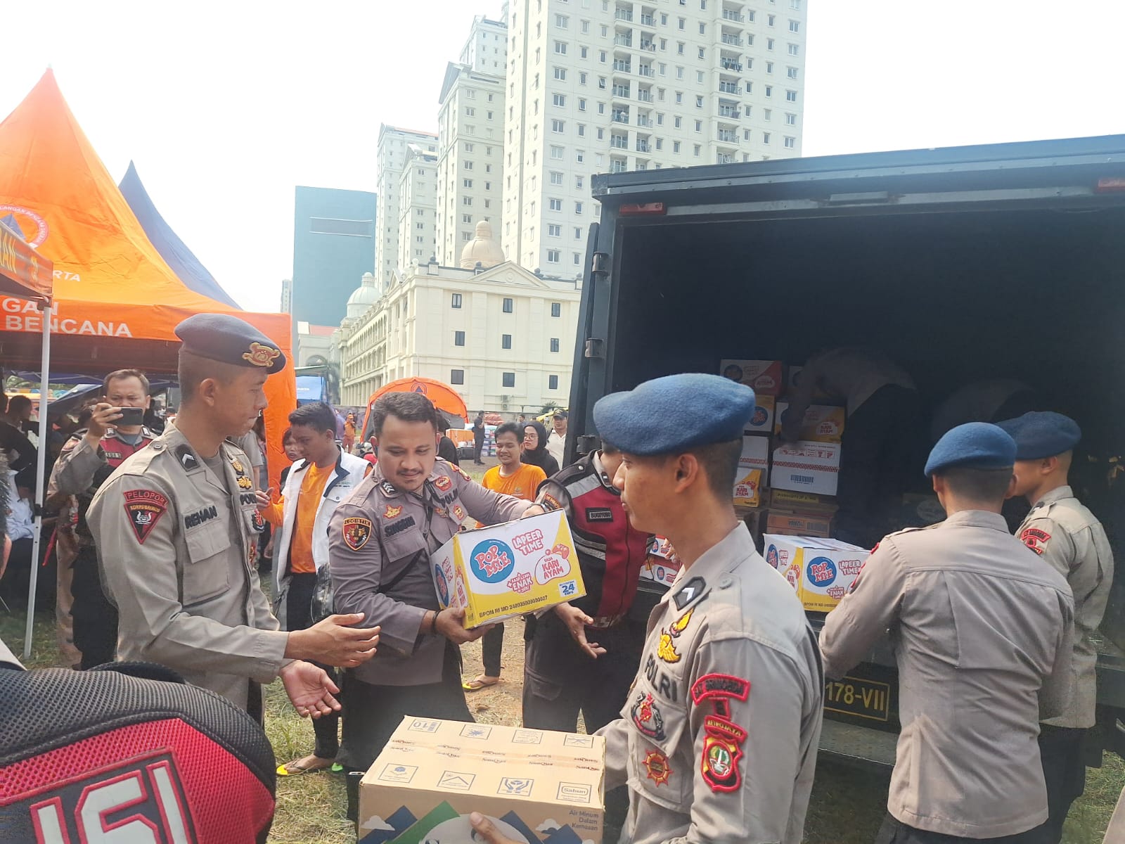 Ro Log Polda Metro Jaya Salurkan Bantuan untuk Korban Kebakaran Kemayoran