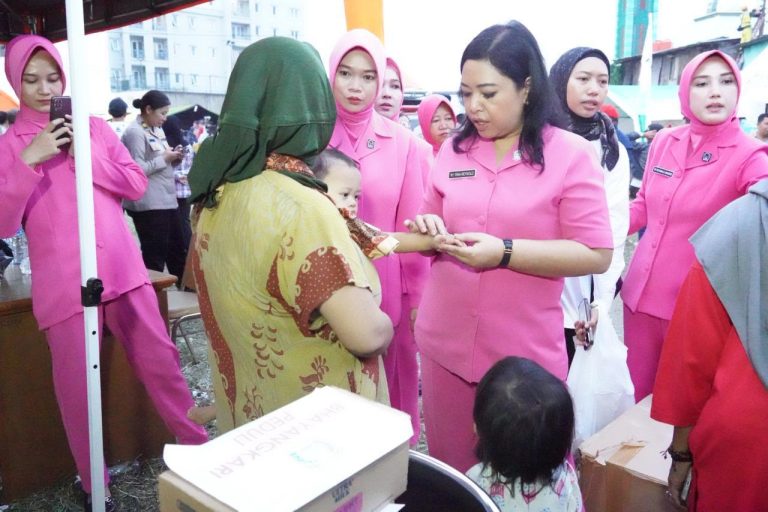 Bhayangkari Metro Jakpus Salurkan Bantuan dan Trauma Healing untuk Korban Kebakaran Pasar Jiung