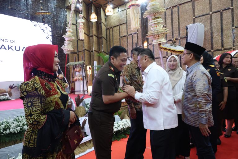 Plh. Wali Kota Bekasi Harris Bobihoe Hadiri Pisah Sambut Kajati Jabar Pakuan Bandung