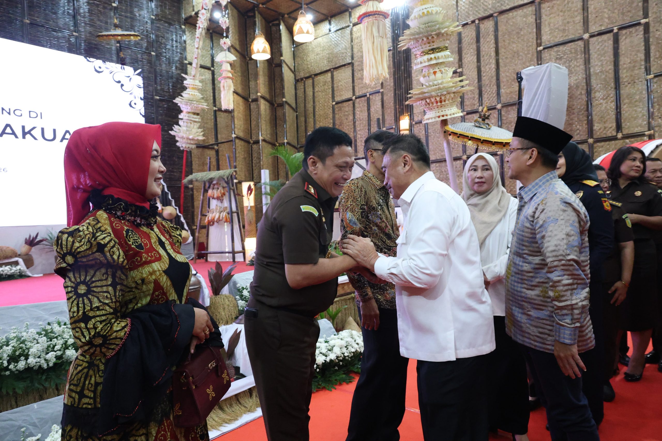Plh. Wali Kota Bekasi Harris Bobihoe Hadiri Pisah Sambut Kajati Jabar Pakuan Bandung