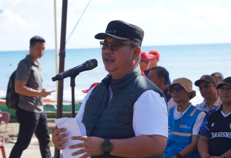 Walkot Gusit Gelar Gotong Royong, Bagikan Bibit Pohon, dan Lepas Tukik