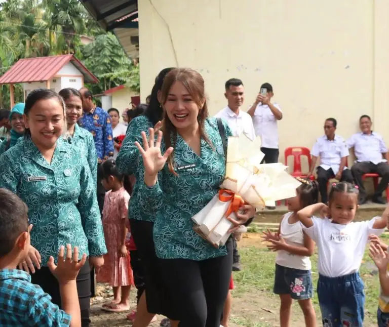 Ketua TP-PKK Kota Gunungsitoli Very Sowa’a Laoli Monitoring Langsung Pelaksana PAAREDI PKK di Desa Fadoro Lasara
