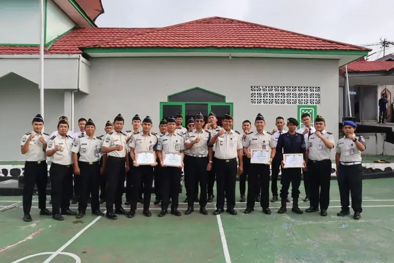 Apresiasi Integritas, 4 Petugas Lapas Muara Teweh Terima Penghargaan Pegawai Teladan