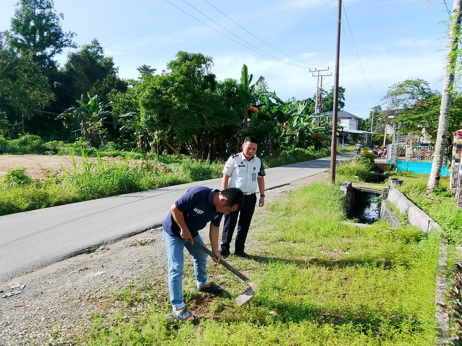 Warga Binaan Lapas Gunungsitoli Laksanakan Pembersihan Area Brandgang dan Halaman Depan Lapas