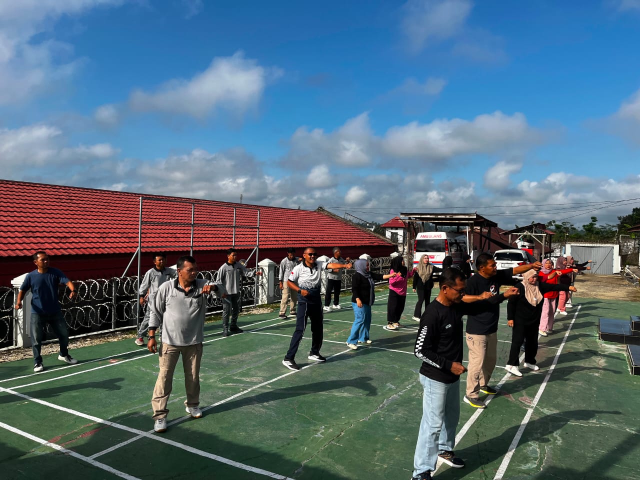 Optimalkan Kebugaran, Petugas dan Warga Binaan Blok Wanita Lapas Muara Teweh Gelar Senam Pagi
