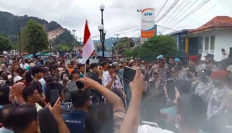 Ribuan Warga Kepung Kantor Bupati Tapteng, Tuntut Beberapa Hal Kepada Bupati, Respon Masinton Pasaribu Diluar Dugaan