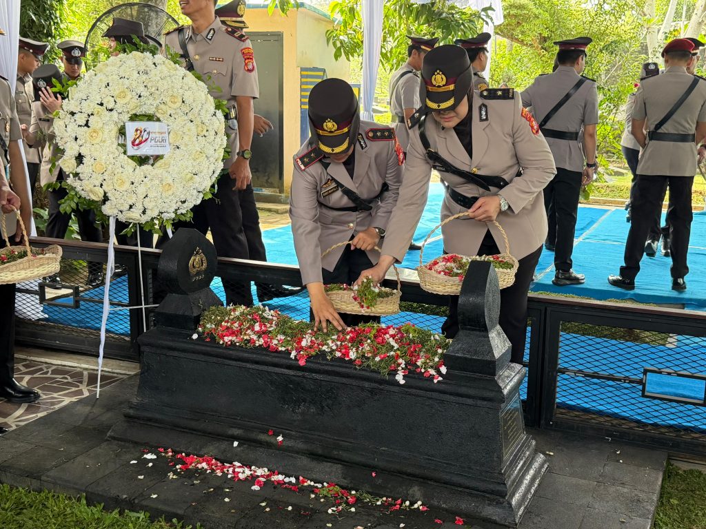 https://bintasara.com/Ziarah Polwan Polda Metro