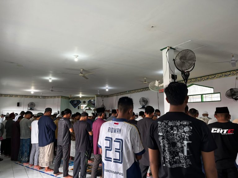 Warga Binaan Lapas Muara Teweh Khusyuk Sholat Jumat Berjamaah Bersama Petugas