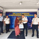 Lapas Gunungtua Bagikan Bansos, Ringankan Beban Keluarga WBP dan Masyarakat Sekitar