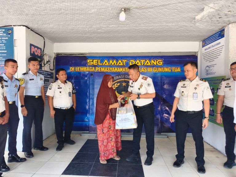 Lapas Gunungtua Bagikan Bansos, Ringankan Beban Keluarga WBP dan Masyarakat Sekitar