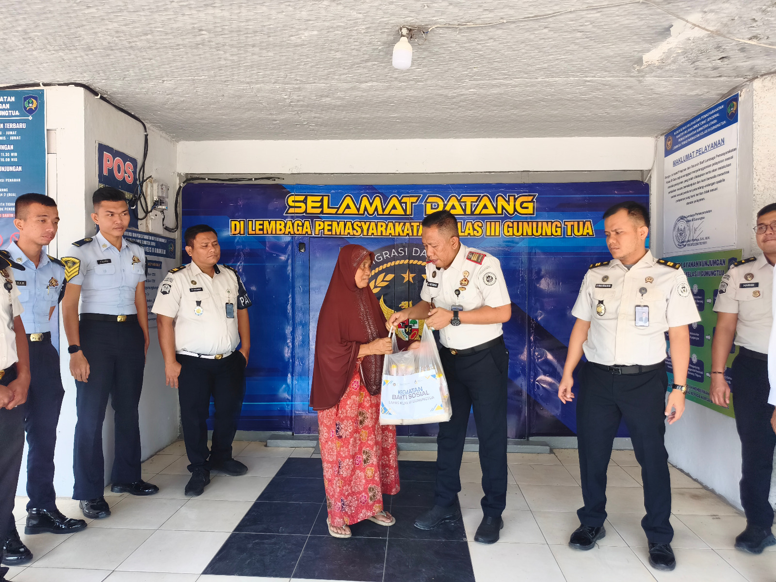 Lapas Gunungtua Bagikan Bansos, Ringankan Beban Keluarga WBP dan Masyarakat Sekitar