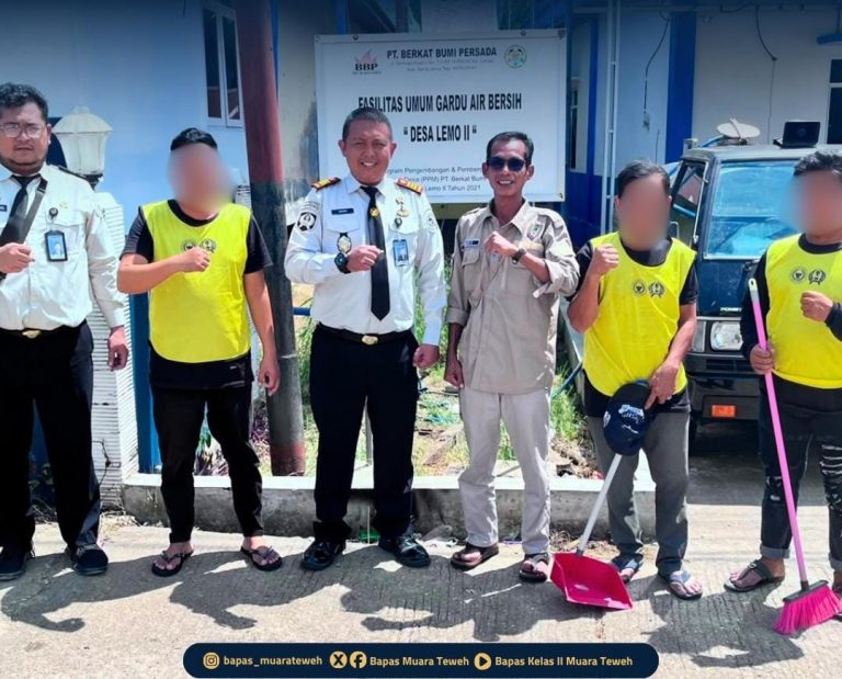Aksi Sosial Klien Pemasyarakatan Hadir di Desa Lemo II, Rawat Fasilitas Umum Bersama Pemerintah Desa