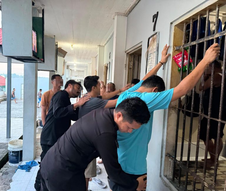 Deteksi Dini Gangguan Kamtib, Petugas Lapas Muara Teweh Gelar Razia Rutin Blok Hunian