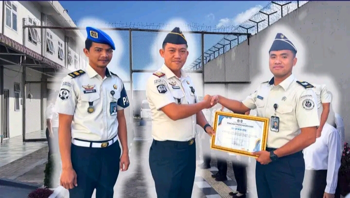 Karutan Humbang Hasundutan Apresiasi Pegawai Teladan dengan Memberikan Piagam Penghargaan