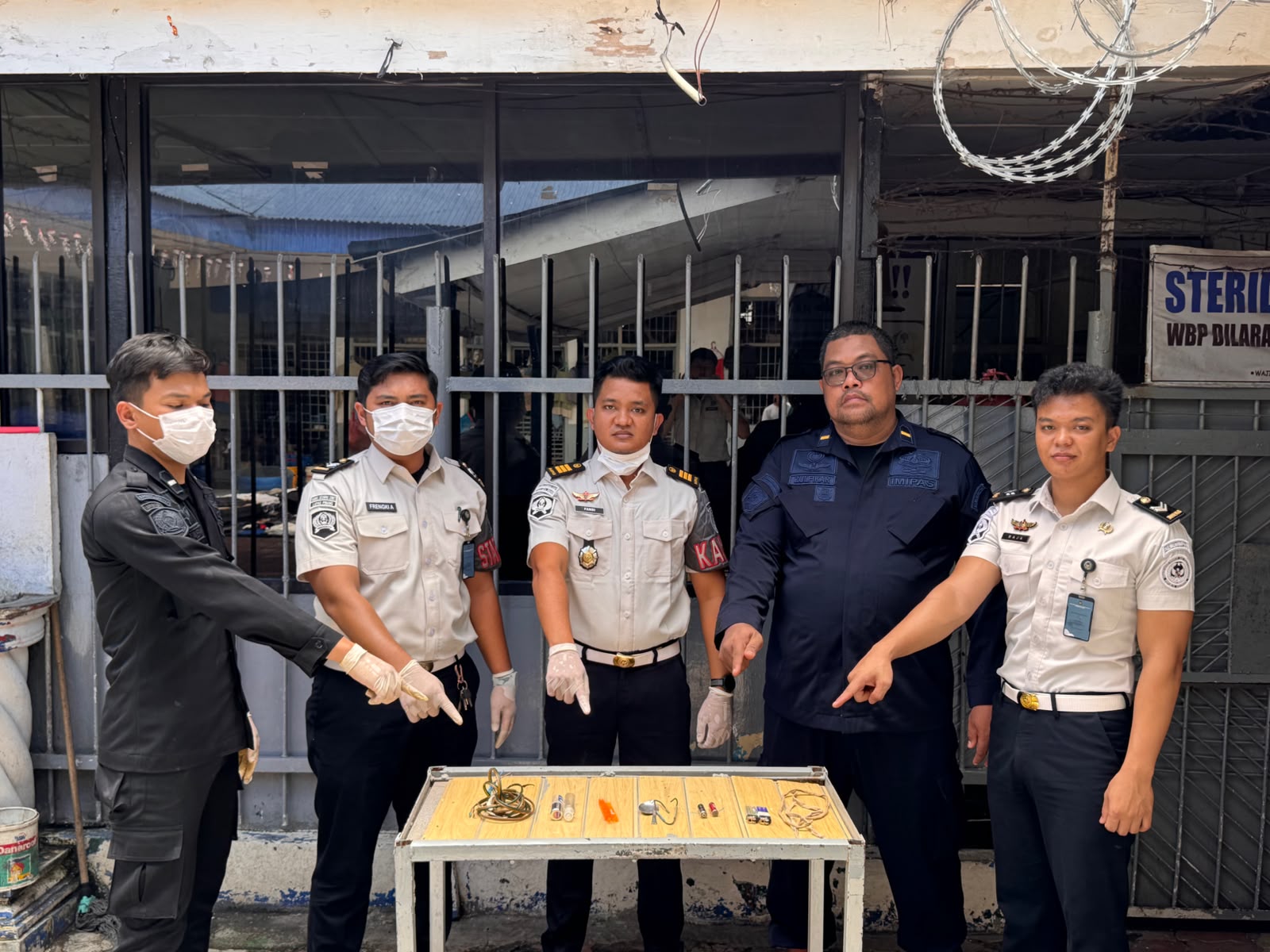 Kasubsi Kamtib Lapas Kotapinang Pimpin Penggeledahan Kamar Hunian Warga Binaan